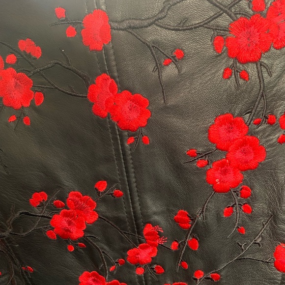 Women’s 100% Leather Jacket - Picture 3 of 5